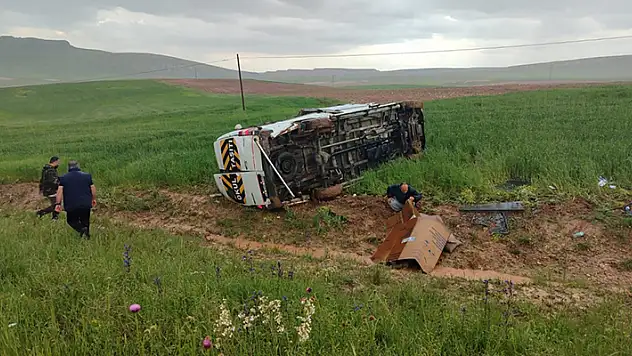 Sivas'ta minibüs tarlaya uçtu: 13 yaralı
