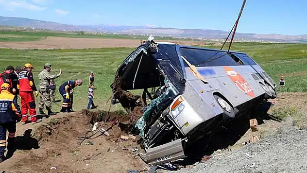 Sivas'ta öğrencileri taşıyan otobüs devrildi: 50 yaralı