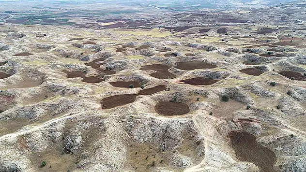 Sivas'ta oluşan obruk ve dolinler tarım arazisi oldu

