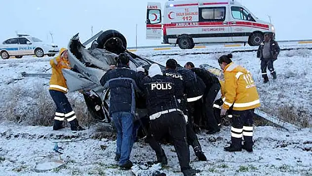 Sivas'ta otomobil devrildi: 3 yaralı