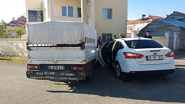 Sivas'ta otomobille kamyonet çarpıştı, 6 kişi yaralandı