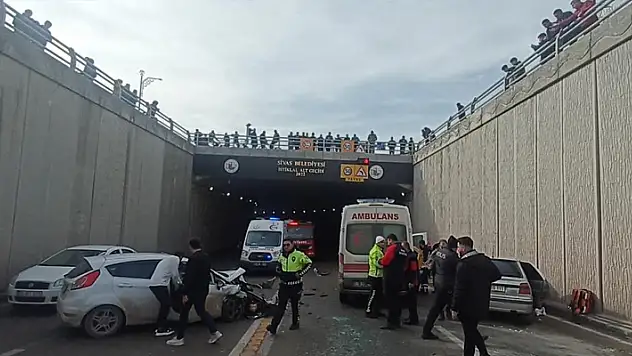Sivas'ta otomobiller kafa kafaya çarpıştı: 1'i ağır 3 yaralı
