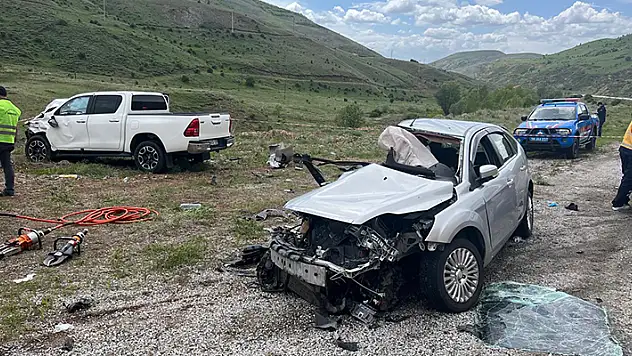 Sivas'ta pikap ile otomobilin çarpıştığı kazada 2 kişi öldü, 2 kişi ağır yaralandı
