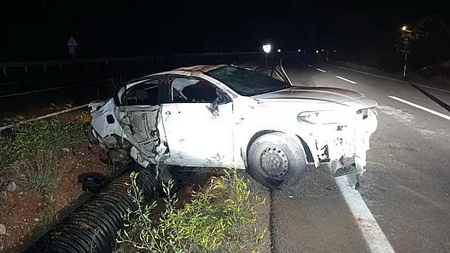 Sivas'ta refüje çarpan otomobil takla attı: 5 yaralı