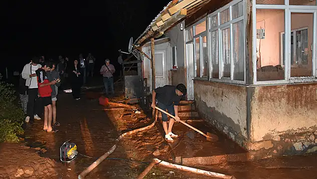 Sivas'ta sağanak sele neden oldu traktörler sürüklendi, evleri su bastı 
