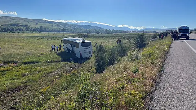 Sivas'ta şarampole inen yolcu otobüsünde 8 kişi yaralandı
