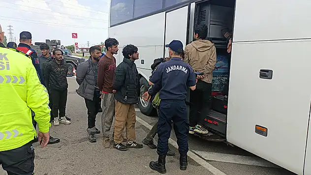 Sivas'ta tır dorsesinde 134 düzensiz göçmen yakalandı
