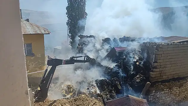 Sivas'ta yangın 3 kişi dumandan etkilendi, başına taş düşen 1 kişi yaralandı
