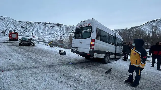 Sivas'ta yolcu minibüsü ile hafif ticari aracın çarpıştığı kazada 16 kişi yaralandı
