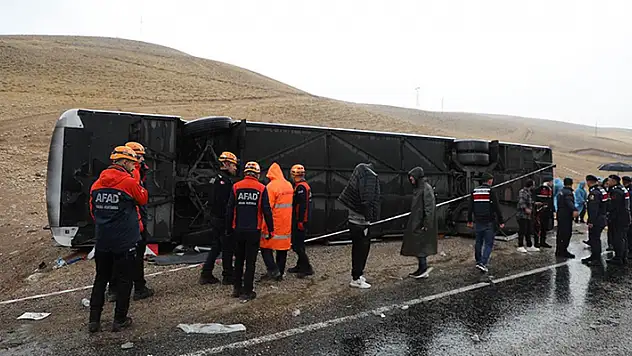 Sivas'ta yolcu otobüsü devrildi, 7 kişi öldü, 40 kişi yaralandı
