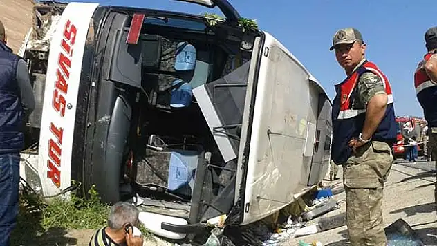 Sivas'ta yolcu otobüsü şarampole devrildi: 25 yaralı