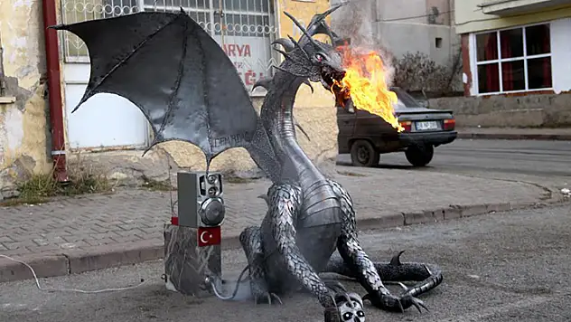 Sivaslı kaynak ustası tasarladı: Alev püskürten ejderha!