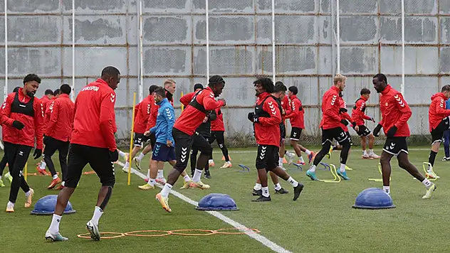 Sivasspor, Süper Lig'de yarın Adana Demirspor'a konuk olacak