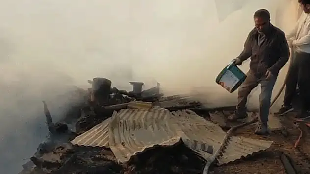 Sivas'ta 2 ev ve 2 samanlık küle döndü