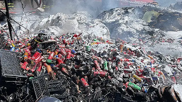 Sivas'ta atık malzemeler alev aldı, dumanı gökyüzünü kapladı