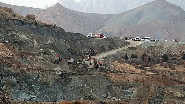 Sivas'ta demir madeni ocağında göçük altında kalan işçiyi arama çalışmaları yeniden başladı