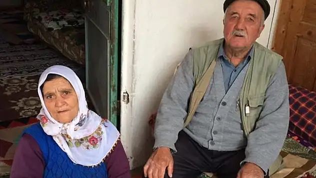Sivas'ta devrilen traktördeki çift, öldü
