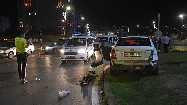 Sivas'ta iki otomobil çarpıştı: 4 yaralı
