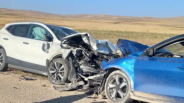 Sivas'ta iki otomobil kafa kafaya çarpıştı: 1 ölü, 1 yaralı