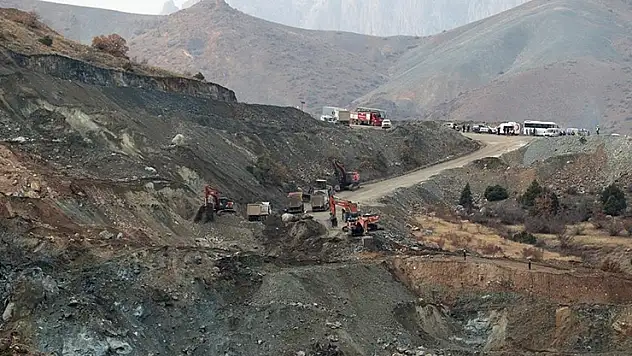 Sivas'ta maden ocağında göçük altında kalan şantiye müdürünü arama çalışmaları sürüyor
