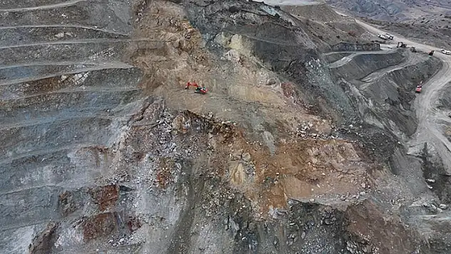 Sivas'ta maden ocağında göçük altında kalan şantiye müdürünü arama çalışmaları sürüyor