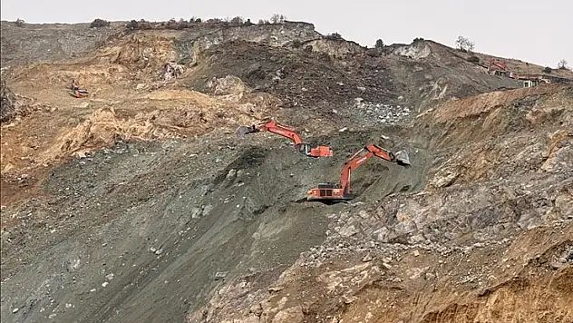 Sivas'ta maden ocağında göçük altında kalan şantiye müdürünü arama çalışmaları sürüyor