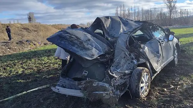 Sivas'ta otomobil tarlaya uçtu: 1 ölü, 1 yaralı
