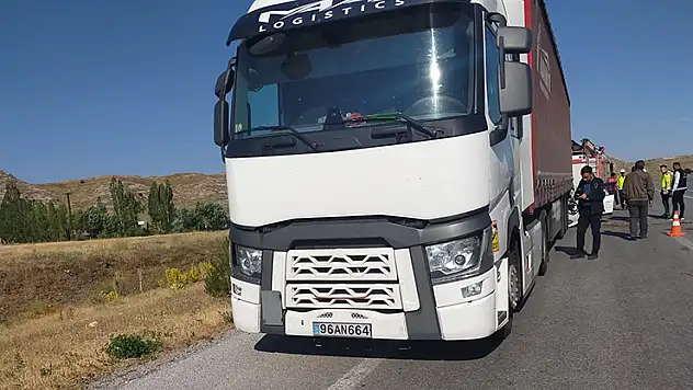 Sivas'ta otomobil tıra çarptı: 1 çocuk öldü, 5 kişi yaralandı