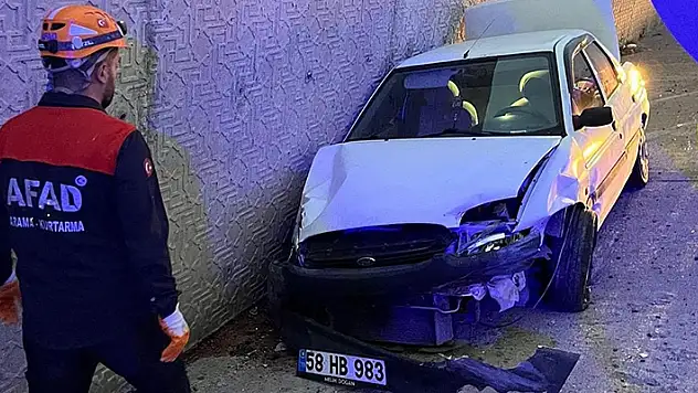 Sivas'ta otomobil yolcu otobüsüyle çarpıştı: 5 yaralı
