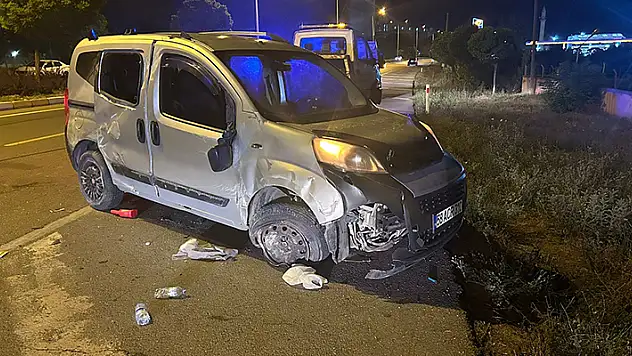 Sivas'ta refüje çarpan hafif ticari araç devrildi: 3 yaralı
