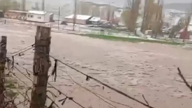 Sivas'ta sağanak ve dolu sele neden oldu