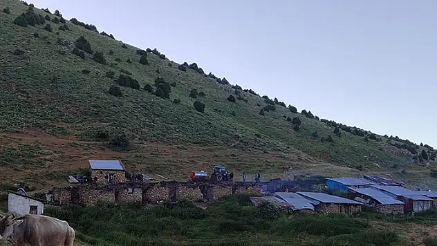 Sivas'ta soba borusundan çıkan yangında 5 yayla evi zarar gördü

