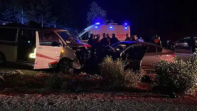 Sivas'ta ters yöne giren minibüs otomobille çarpıştı: 1 ölü, 8 yaralı