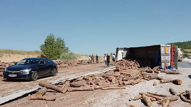 Sivas'ta tomruk yüklü kamyon devrildi: 1 ölü 1 yaralı
