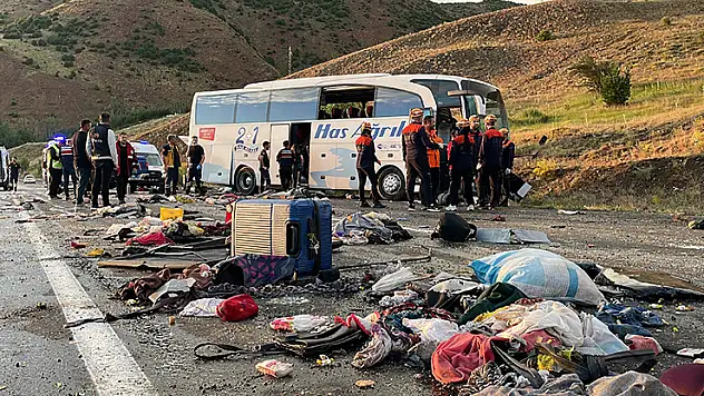 Sivas'ta yolcu otobüsü devrildi: 3 ölü, 24 yaralı