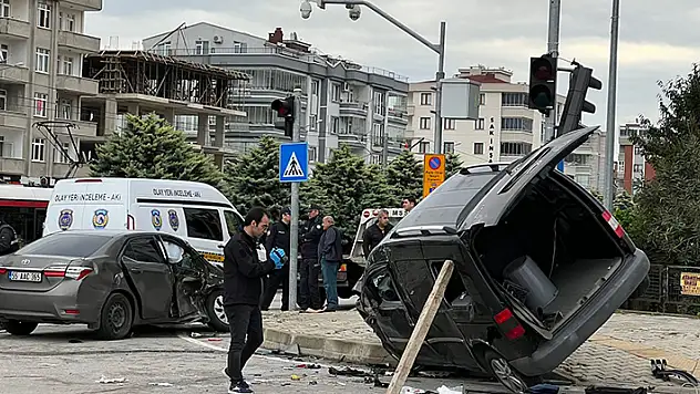Sivil polis aracıyla hafif ticari araç çarpıştır 2'si ağır, 4 yaralı

