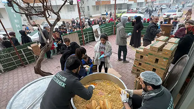 'Şivlilik' diye gelen çocuklara tantuni ikram ettiler