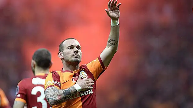 Sneijder Galatasaray'dan ayrılmak istemiyor
