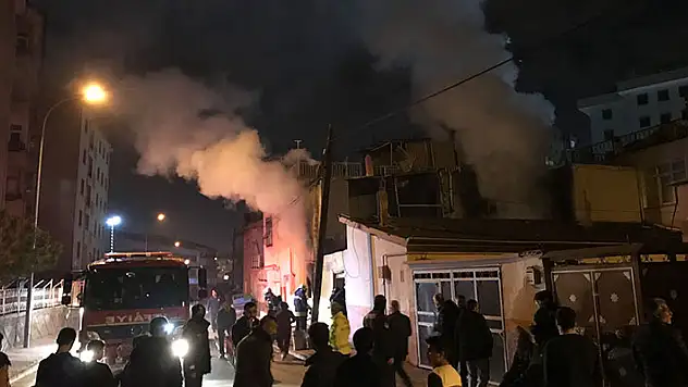 Soba yakmak isterken evini yaktı