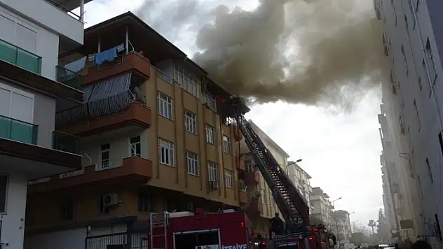 Sobadan boşaltılan kül apartmanı yakıyordu
