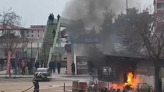 Sobaya dökülen benzin nedeniyle tamirhane yandı 2 yaralı

