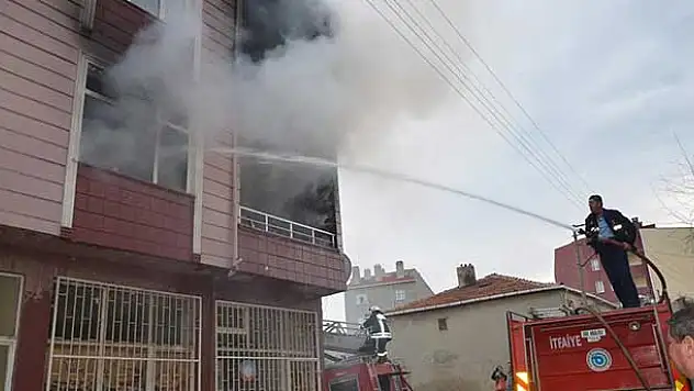 Sobayı benzin ile tutuşturmaya kalkınca evi yaktı: 4 yaralı