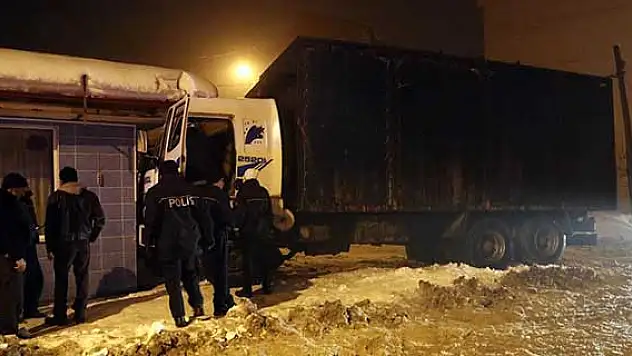 Şoför kalp krizi geçirdi, kamyon iş makinesine çarptı