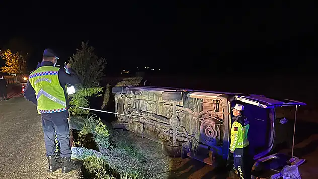 Şoför yolculara para üstü verirken minibüs şarampole yuvarlandı 9 yaralı