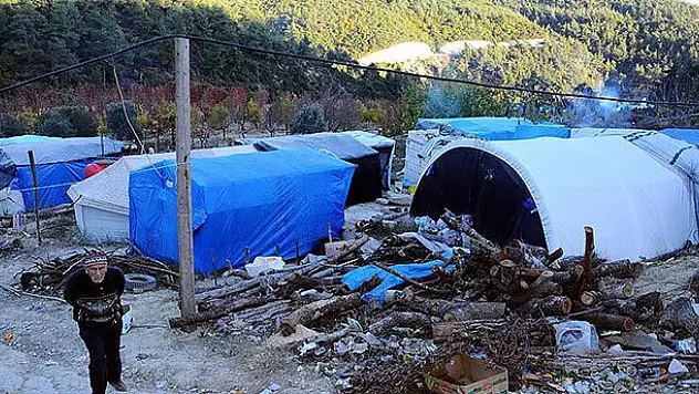 Soğuk hava çadırda kalan Suriyelileri vuruyor