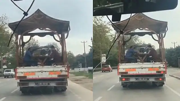 Şok eden görüntü...Seyir halindeki kamyonetin kasasında tavla keyfi
