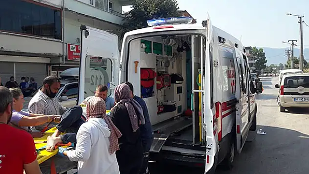 Şok görüntüler! Otomobilin çarptığı bisikletteki 3 kişi metrelerce savruldu