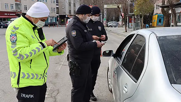 Sokağa çıkma kısıtlamalarına uymayan 39 bin 604 kişi hakkında işlem yapıldı