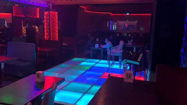 Sokağa çıkma yasağında faaliyette olan ruhsatsız eğlence mekanına baskın