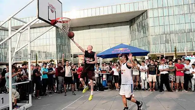 Sokak basketbolu nefes kesti